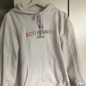 Vit hoodie från Levis  - Supersnygg vit hoodie från Levis, men kommer tyvärr inte till användning så mycket. Storlek medium men passar alla storlekar, beroende på önskad passform. 