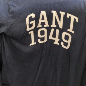 Gant sweatshirt - Bra skcik inte använd mycket köpt från kbs köparen står för frakt
