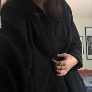 Fleece från weekday - Storlek XS. Men sitter oversized på mig som normalt är M/S. Aldrig använd! Den är svart:)