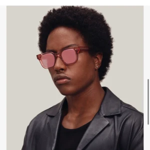 Chimi eyewear solglasögon #004 - Mina supersnygga chimi solglasögon som tyvärr inte kommer till användning, liten repa som man ser på andra bilden men det är inget man riktigt tänker på. #004 Guava med mirror lens