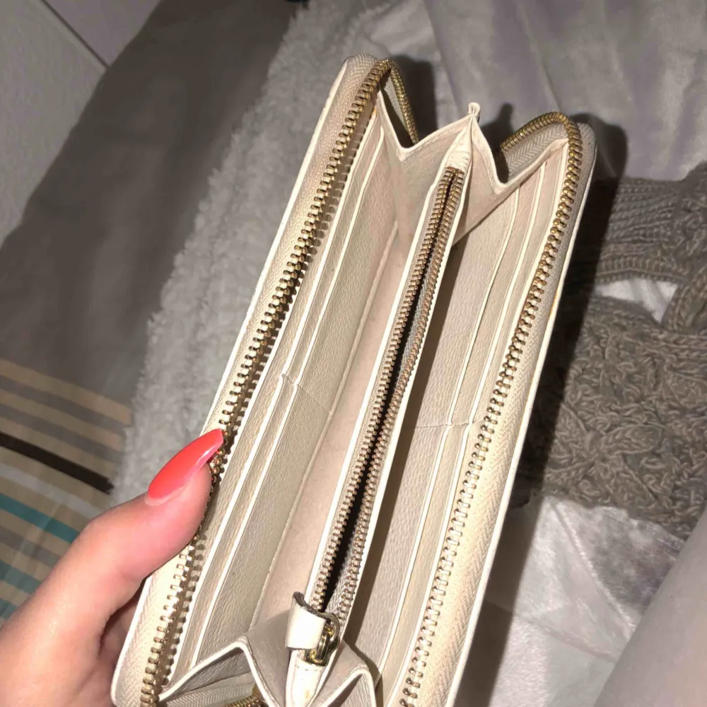 Michael Kors plånbok. . Väskor.