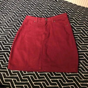  - Jeanskjol från Monki i storlek 34, använd men i bra skick. Katt finns i hemmet! Frakt kostar 30kr. 