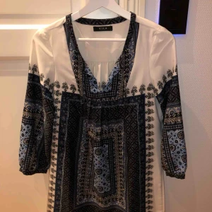  - Klänning med blått mönster 