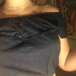  - Marinblå off shoulder topp med volanger från Zara. Sitter snyggt och i bra skick. Kanske perfekta toppen till sommaren eller utlandsresan? Möts upp i Stockholms innerstad eller fraktar (köparen står för frakt). 