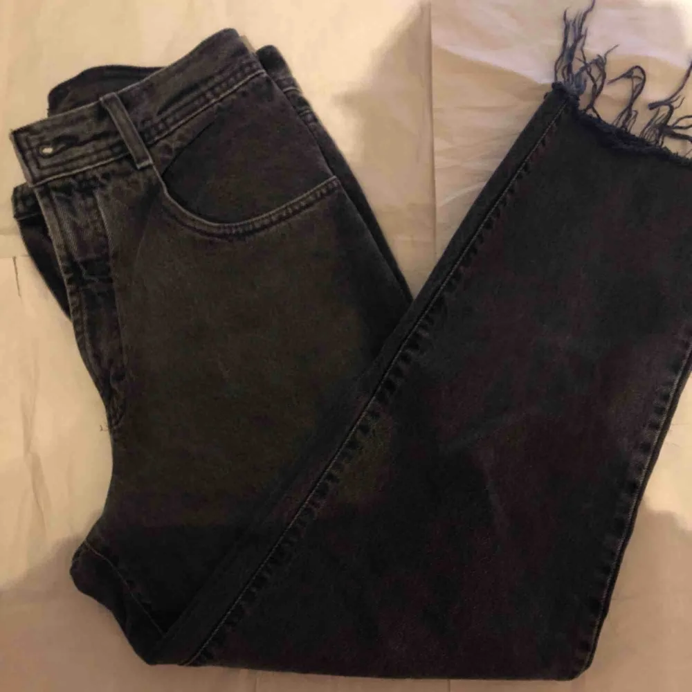 fantastiskt par trendiga svarta jeans, extremt bekväma och i perfekt skick! midja-75cm ~ längd-98cm. Jeans & Byxor.