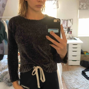  - En tjock tröja från Primark i ”badrumsmatt” material. Använd ett fåtal gånger så bra skick😋. Köparen står för frakten‼️