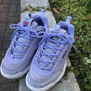  - FILA - DISRUPTOR. I princip nyskick, använda 2 ggr. Nypris 1299. Kvitto och kartong kan medfås. Säljer pga för små. Skulle säga att de passar en person med 36, 36,5. 