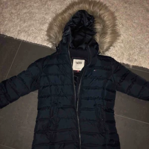  - Snygg marinblå jacka från Tommy Hilfiger, använd lite mer än en säsong.