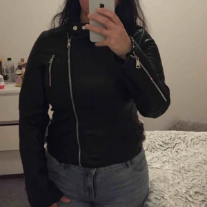  - Säljer denna bikerjacka i storlek L. Helt oanvänd endast testad en gång då den inte passa mig. 