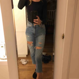 - Håliga jeans från H&M. Lite kortare i modellen. Köparen står för frakt.