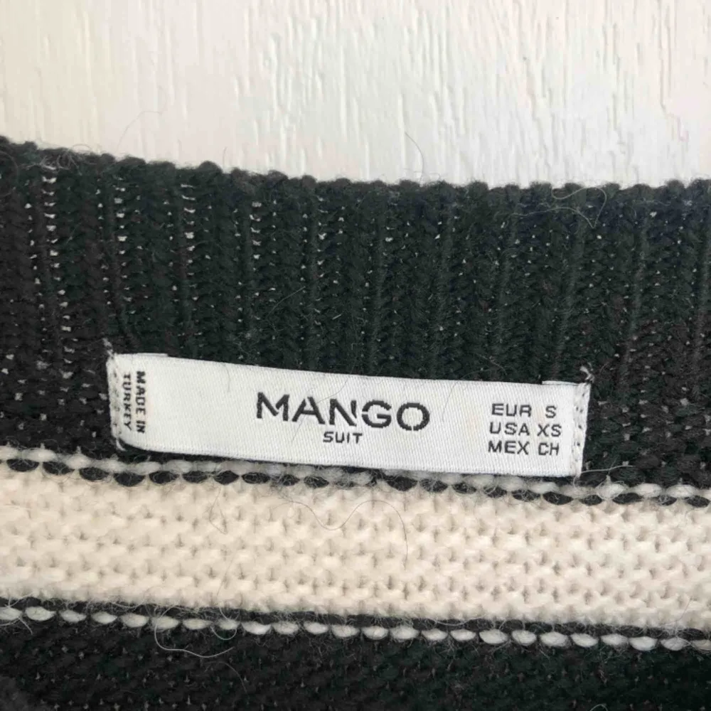Randig stickad tröja från Mango.. Tröjor & Koftor.