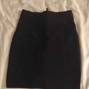  - Tight kjol i XS från BikBok. OBS! Säljer endast till personer som kan ta sig till Helsingborg för att köpa, skickar inget via post.