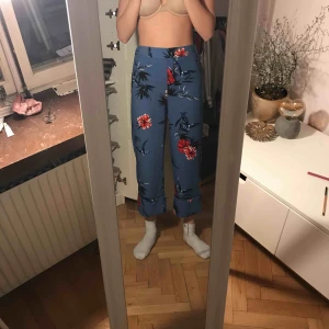  - Säljer mina jätte fina blommiga byxor, super Sköna och använda ca 2 gånger men säljer då jag behöver pengar köparen står för ev frakt
