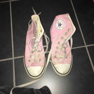  - Ljusrosa höga converse! Lite skitiga men kan tvättas i maskin och bli som nya😊 Diverse slitningar tex på hälen som syns på bild 3 men allt som allt väldigt hela!