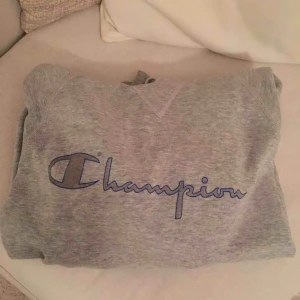  - Nästan som en M, sitter som en oversized hoodie för oss som har S. Välanvänd men i bra skick. Fraktas om köparen står för frakten eller möts upp i Göteborg <3