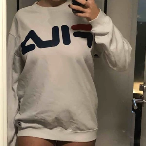  - Klassisk och stilren Fila tjocktröja! Stor i storleken men snygg oversized! 