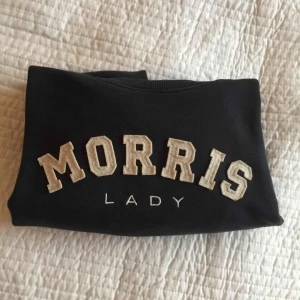 Morris sweatshirt  - Morris sweater i marinblå köpt på Åhléns för ca 1,5 år sen.  Väldigt bra skick, nypris 999:- i butik. Pris kan diskuteras! Möts upp i Göteborg eller fraktas och köparen står för frakt 💕 