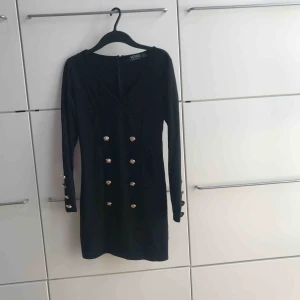  - Snygg tight svart klänning😍