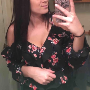  - Jättefin topp som jag säljer för att den aldrig kommer till användning. Använd 1 gång så den är som ny!  Nypris:200 mitt pris:40  Köparen står för frakten 