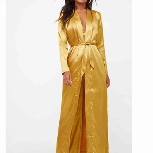  - Helt ny duster/kimono. Aldrig använt då jag ej trivs i färgen :( Kan skickas mot frakt. Köpt på Prettylittlething