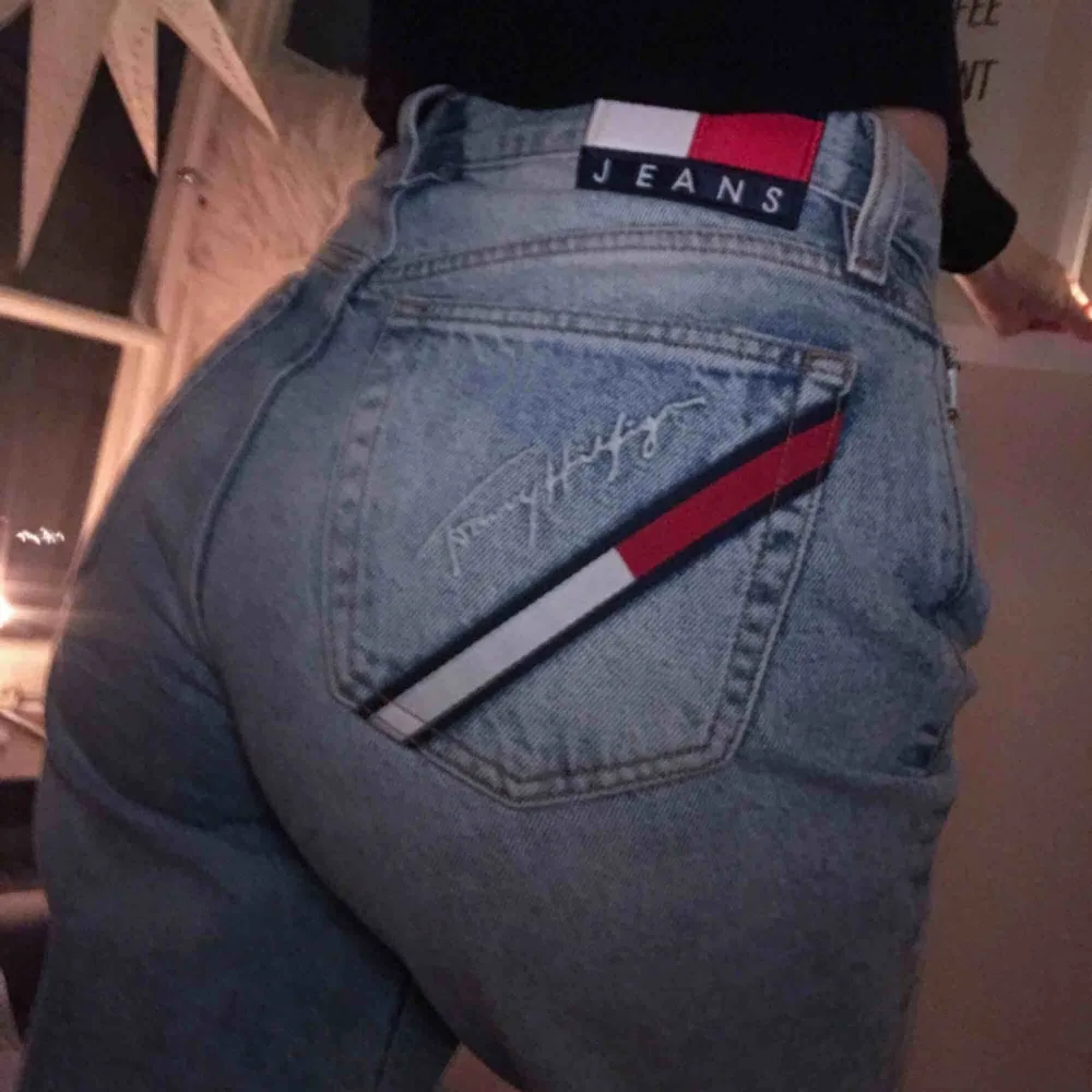 Säljer dessa så sinnessjukt snygga byxor från Tommy Hilfiger🤩 Inköps priset var 1500kr men säljer då jag gått ner i vikt och de inte längre passar mig. Köpte i Augusti och är använda 1 gång💗Fler bilder finns!. Jeans & Byxor.