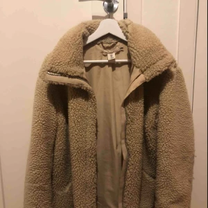  - Snygg trendig jacka från hm, jätte skön och varm. ( den är lite sliten längst ner på armarna, ingenting som syns tydligt ) 