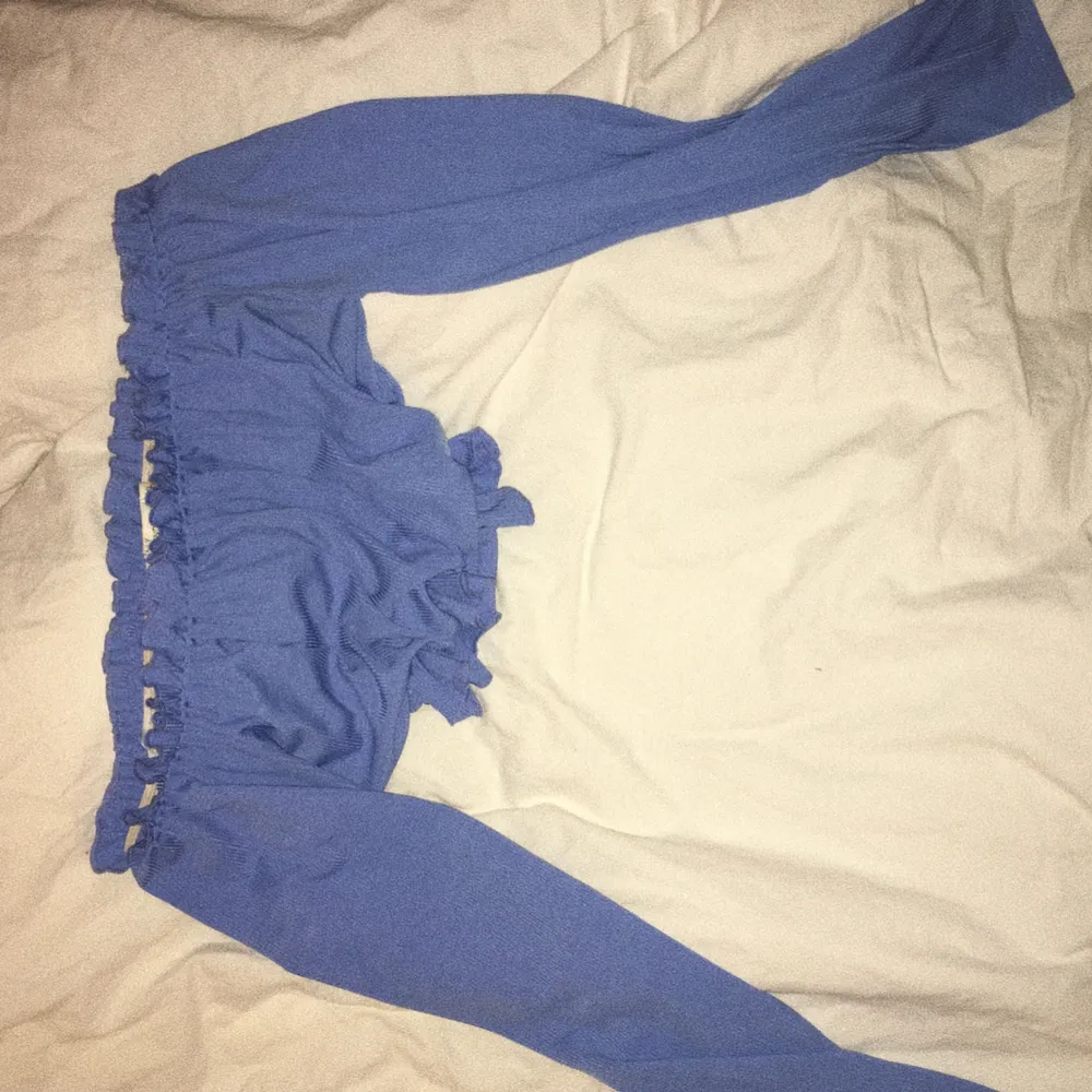 Blå kort tröja ifrån Nelly, använd fåtal gånger så i nyskick. Liten i storlek så mer som en M. . Skjortor.