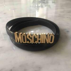 Moschino mini bälte , självklar äkta och kvitto finns .
