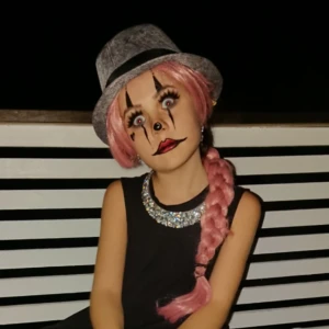  - Snart dax för Halloween. Perfekt peruk Superfint skick! Frakten ingår 🍀