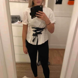  - Fin tröja med ”korsett detalj”, lite för liten för mig