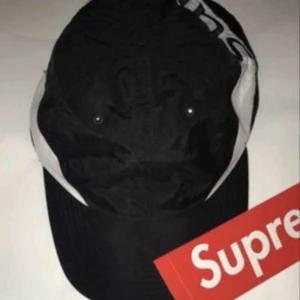  - Supreme keps från FW17 (nylon arc 6-panel). Använd en gång och kvitto finns! (Säljer åt en vän)