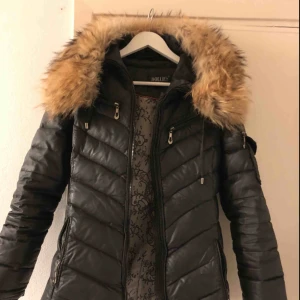  - Säljer min svarta vinterjacka med tillhörande äkta pälskrage. Denna jackan har några år på nacken och har därför en del skavanker som lätt kan fixas till, Därav det låga priset. Passformen är figursydd och den går en bit över rumpan. 