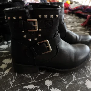  - Fin känga st 37 Finns i Åstorp. Djur finns i hemmet, rökfritt. 