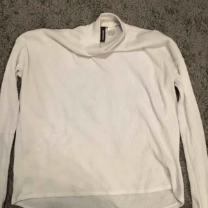  - Vit polotröja, använd 2 ggr max. Räfflad i materialet