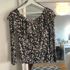  - Långarmad Off shoulder tröja ifrån ginatricot