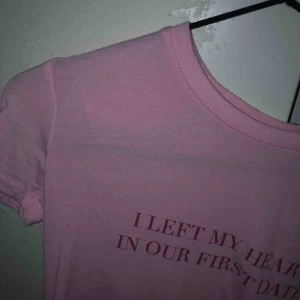  - Skit snygg T-shirt från pull &bear i en mild rosa färg med röd text! Säljer då den tyvärr är för liten på mig.  Frakt 39kr. Pris kan diskuteras vid snabb affär 