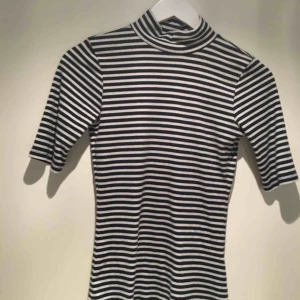  - Polotröja från Gina Tricot som sitter jättebra på kroppen, framhäver kurvor. Frakt tillkommer.