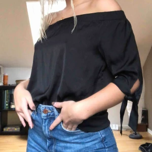  - Superfin off-shoulderblus från H&M i ett silkesliknande material. Knappt använd, frakt betalar du🌟