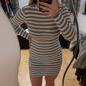  - Snygg randigt klänning i ribbat material. Super stretchig och den fprmar kroppen på ett bra sätt! Frakt ingår i priset!