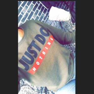  - Tröja från new yorker. Använd 2 gånger 😛  Nypris:150 Mitt pris: 30   Köparen står för frakten