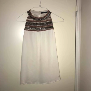  - Superin blus men festlig detalj upp till!