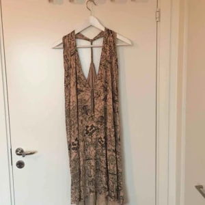  - Draperad klänning från Rodebjer i mjukt material (bomull? Lapp bortklippt). Använd ett fåtal gånger, i fint skick. Beige med svart mönster. Möts i Stockholm efter överenskommelse eller skickas mot fraktkostnad.