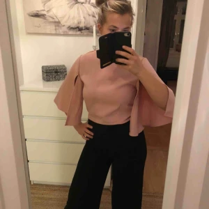  - Rosa tröja, storlek lappen finns inte kvar men det är c.S/M / 36-38. 