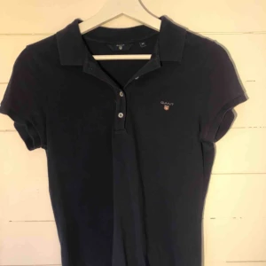  - Kortärmad Piké ifrån Gant Använd men fortfarande i bra skick! Jag säljer den för används aldrig.   Köparen står för frakten 