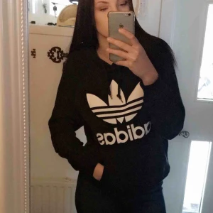  - Adidashoodie i mycket fint skick!   Nypris-700 Mitt pris-250