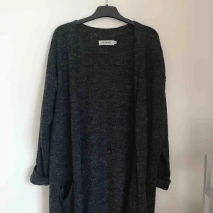  - Stickad kofta från Size 8 Needle