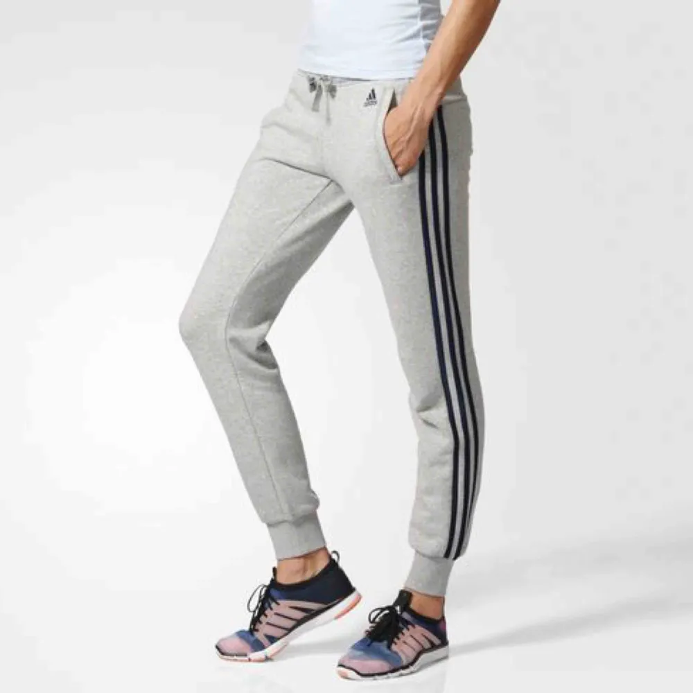 Adidas mjukisbyxor gråa med mörkblåa stripes Säljes pga för små 230 + frakt. Jeans & Byxor.