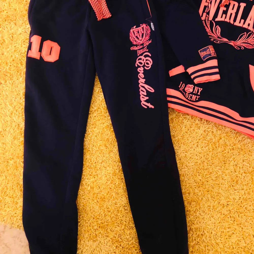 New everlast trouser plus hoodie set blue colour with coral highlighter. Jackor.
