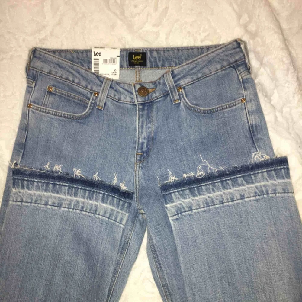 Lee jeans i en kortare modell med utsvängda ben! Medelhög midja, storlek 27/33 men som sagt kortare i benen! Endast testade prislappar osv kvar!. Jeans & Byxor.