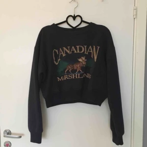  - Supermysig tjocktröja som går till naveln, i storlek S! Köpt från Beyond Retro i mycket fint skick för 400 kr. 200 kr inklusive frakt, skickar inom ett dygn! 